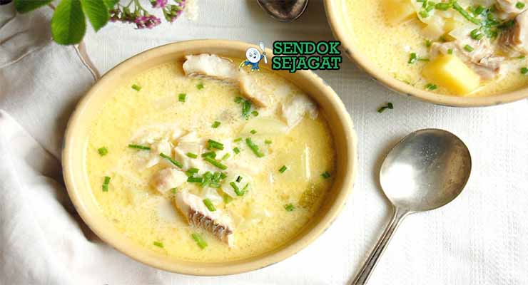 New England Fish Chowder Sendok Sejagat dengan ikan cod.