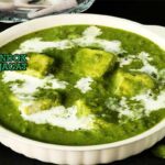 Palak Paneer dengan Naan dan Bawang Merah.