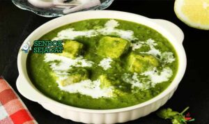 Palak Paneer dengan Naan dan Bawang Merah.