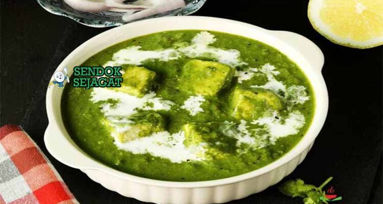 Palak Paneer dengan Naan dan Bawang Merah.