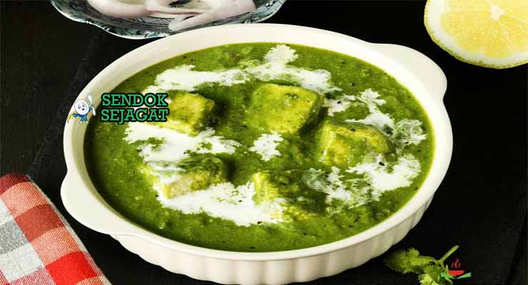 Palak Paneer dengan Naan dan Bawang Merah.