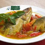 Pallumara Makassar dengan Kuah Pedas dan Kemangi.