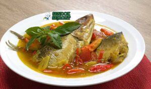Pallumara Makassar dengan Kuah Pedas dan Kemangi.