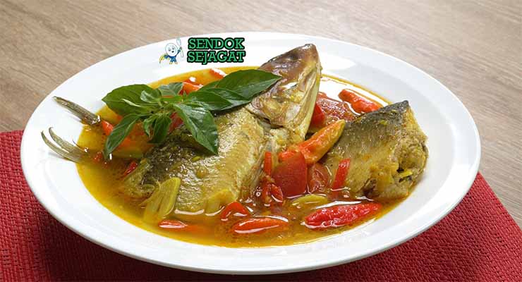 Pallumara Makassar dengan Kuah Pedas dan Kemangi.