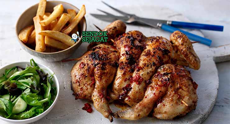 Piri-Piri Chicken Sendok Sejagat dengan saus pedas.