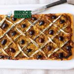 Pissaladière Prancis dengan karamel bawang, ikan teri, dan zaitun hitam