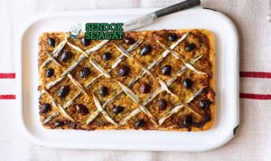 Pissaladière Prancis dengan karamel bawang, ikan teri, dan zaitun hitam