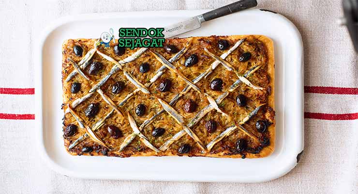 Pissaladière Prancis dengan karamel bawang, ikan teri, dan zaitun hitam