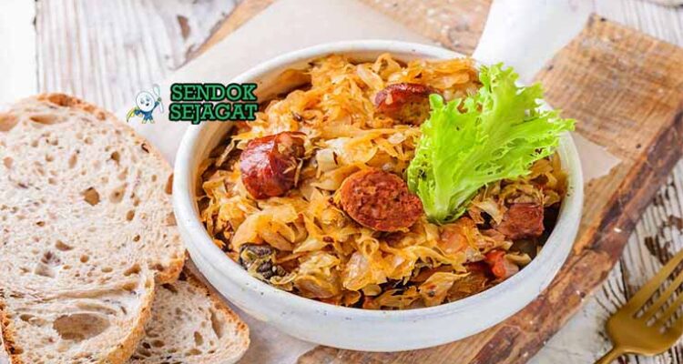 Polish Bigos Sendok Sejagat dengan sauerkraut.
