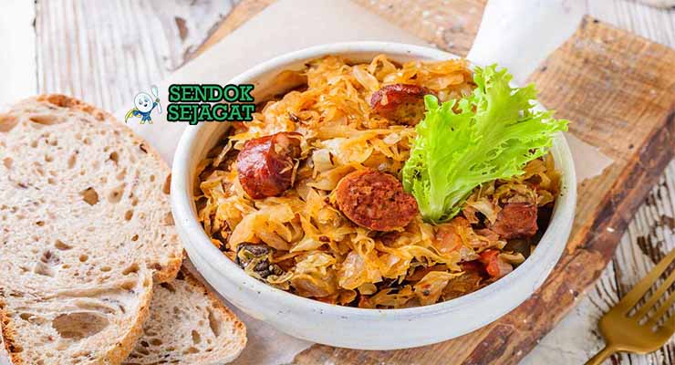 Polish Bigos Sendok Sejagat dengan sauerkraut.
