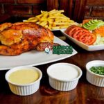 Pollo a la Brasa Peru dengan kentang goreng dan saus aji verde