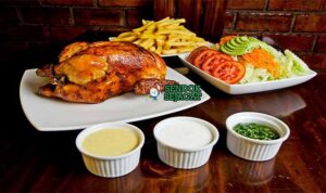 Pollo a la Brasa Peru dengan kentang goreng dan saus aji verde