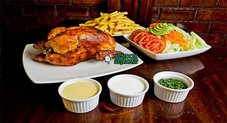 Pollo a la Brasa Peru dengan kentang goreng dan saus aji verde