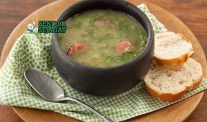 Portuguese Caldo Verde Sendok Sejagat dengan kolplay dan chouriço.