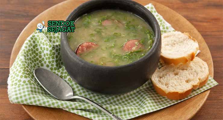 Portuguese Caldo Verde Sendok Sejagat dengan kolplay dan chouriço.