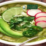 Pozole Verde Sendok Sejagat dengan tomatillo.