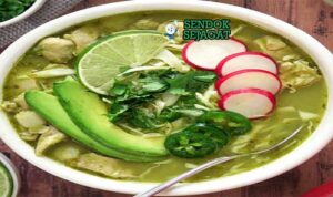 Pozole Verde Sendok Sejagat dengan tomatillo.