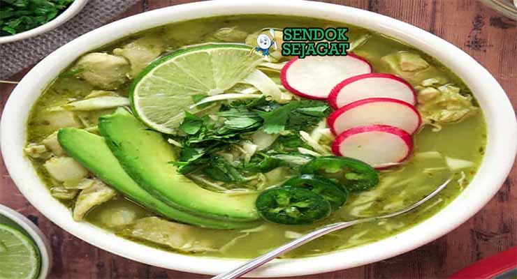 Pozole Verde Sendok Sejagat dengan tomatillo.
