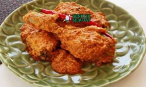 Rendang Ayam Melayu Sendok Sejagat dengan santan kental.