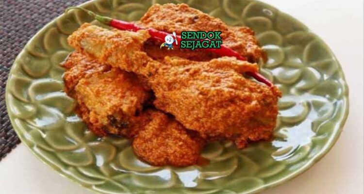Rendang Ayam Melayu Sendok Sejagat dengan santan kental.