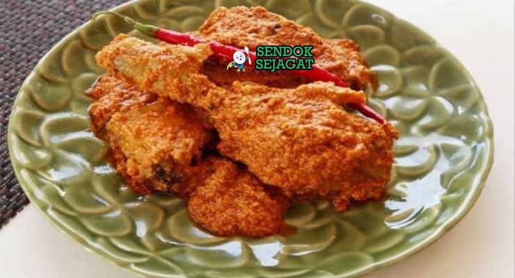 Rendang Ayam Melayu Sendok Sejagat dengan santan kental.