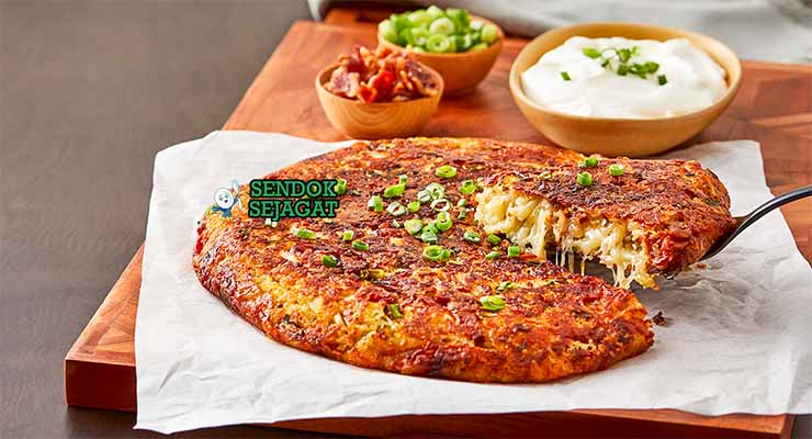 Rösti Swiss dengan Telur Rebus dan Kucai.