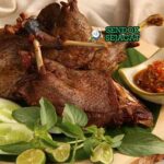 Sambal Bebek Goreng Sendok Sejagat dengan sambal.
