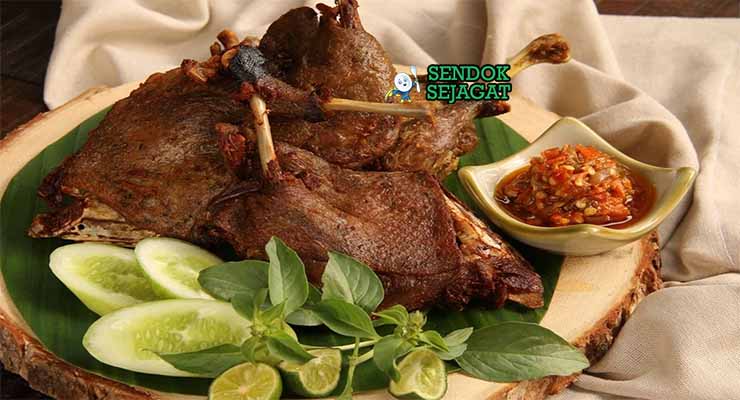 Sambal Bebek Goreng Sendok Sejagat dengan sambal.