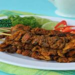 Sate Kerang Sendok Sejagat dengan saus kacang.