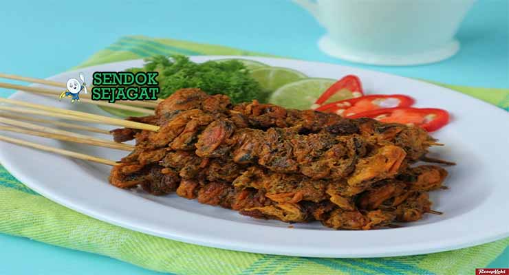 Sate Kerang Sendok Sejagat dengan saus kacang.