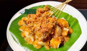 Sate Padang Sendok Sejagat dengan kuah gulai.