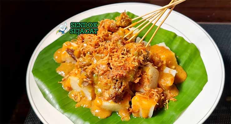 Sate Padang Sendok Sejagat dengan kuah gulai.
