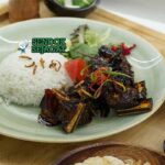 Sop Buntut Bakar Sendok Sejagat dengan kuah.