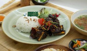 Sop Buntut Bakar Sendok Sejagat dengan kuah.
