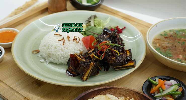 Sop Buntut Bakar Sendok Sejagat dengan kuah.