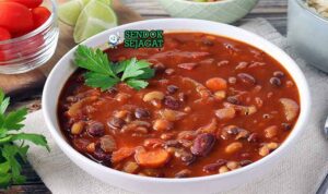 Sopa de Frijoles Kuba dengan Kacang Hitam dan Ketumbar.