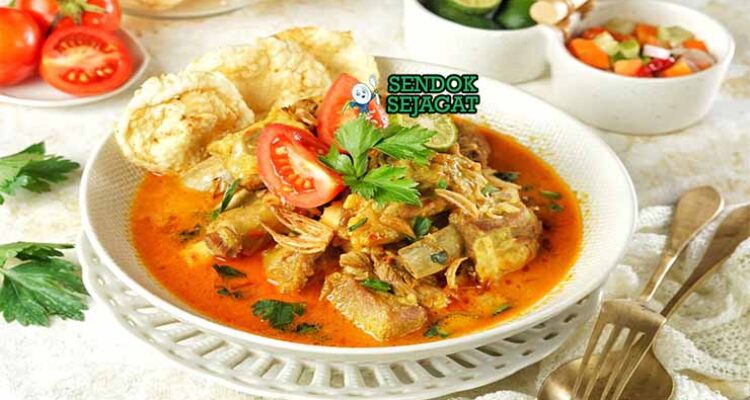 Soto Tangkar Sendok Sejagat dengan iga sapi dan santan.