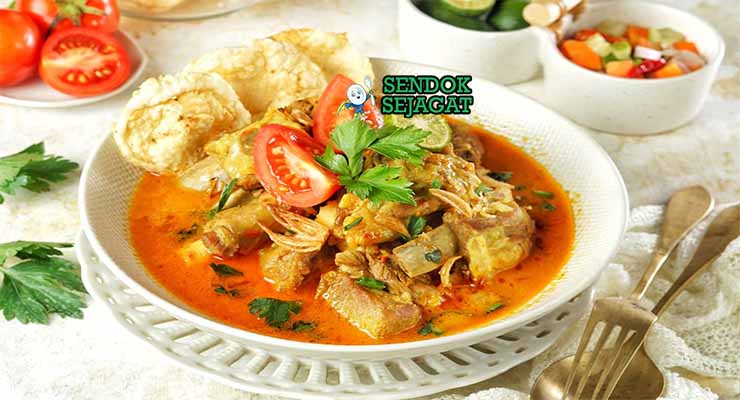 Soto Tangkar Sendok Sejagat dengan iga sapi dan santan.