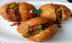 South African Vetkoek Sendok Sejagat dengan daging.