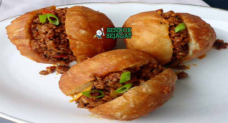 South African Vetkoek Sendok Sejagat dengan daging.