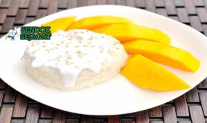 Khao Niew Mamuang Sendok Sejagat dengan mangga.