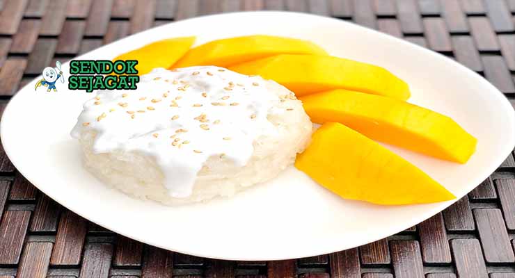 Khao Niew Mamuang Sendok Sejagat dengan mangga.