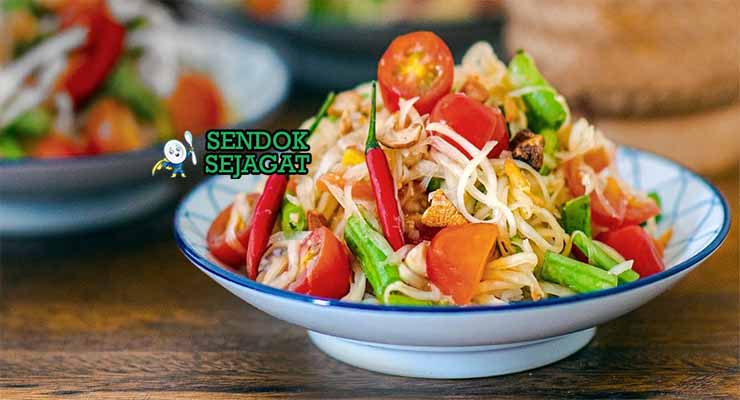 Thai Som Tam Sendok Sejagat dengan pepaya pedas.