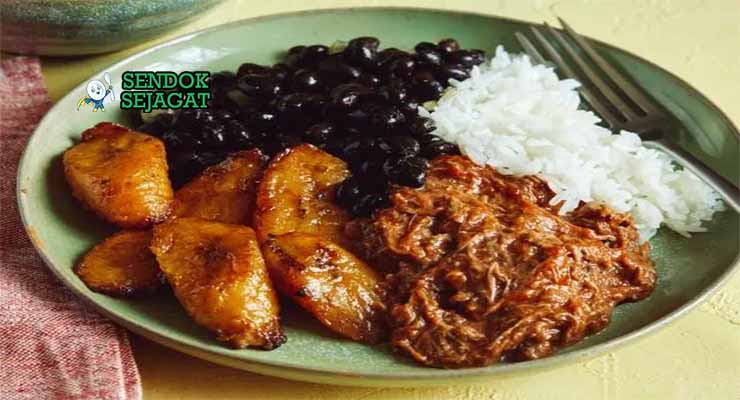 Pabellón Criollo Sendok Sejagat dengan daging suwir.