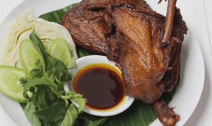 Bebek Goreng Surabaya dengan sambal korek dan kremesan