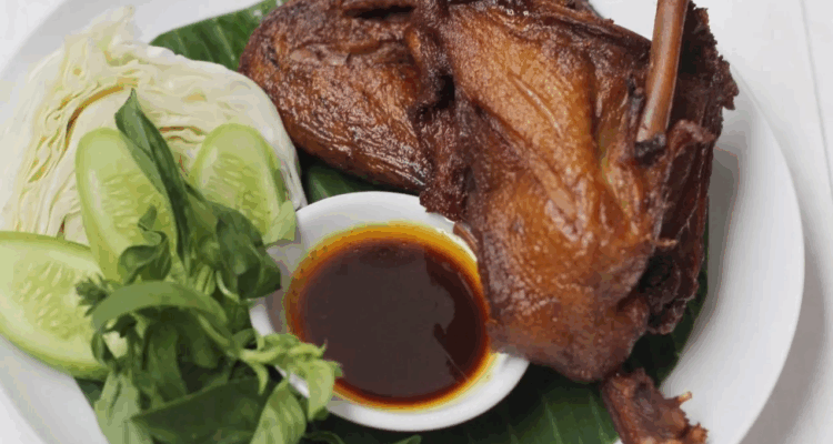 Bebek Goreng Surabaya dengan sambal korek dan kremesan