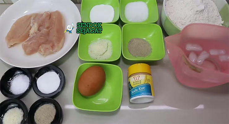 Bahan-bahan untuk Ayam Geprek, termasuk ayam dan cabai
