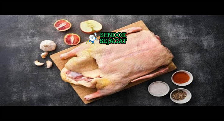 Bahan-bahan untuk Bebek Goreng Surabaya, termasuk bebek dan cabai