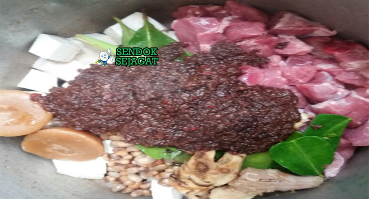 Bahan-bahan untuk Brongkos, termasuk daging sapi dan kacang tolo