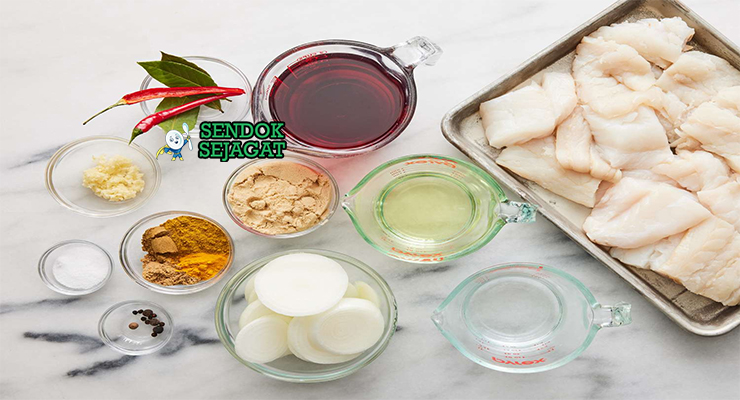 Bahan-bahan untuk Cape Malay Pickled Fish, termasuk ikan dan cuka